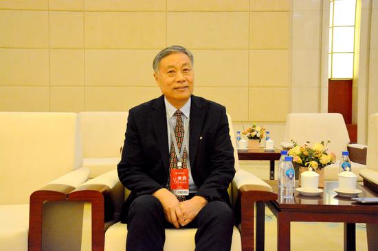 中国矿业联合会会长彭齐鸣接受中新社国是直通车专访