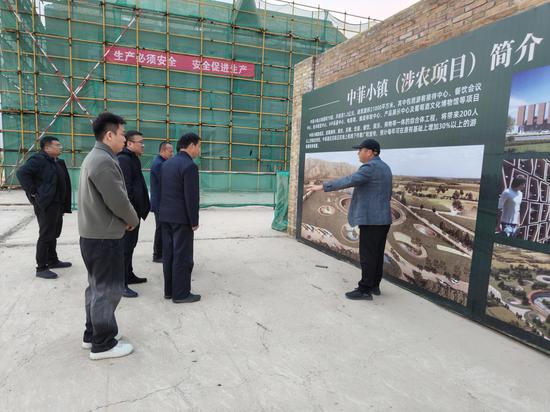 葡萄酒酿造基地(中菲小镇)项目现场听取酒庄负责人冬季安全生产情况