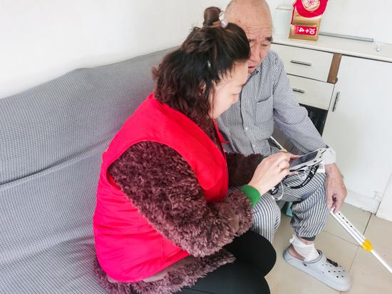 喀什东路街道铁桥社区工作人员王亮上门为李才民老人办理居住证