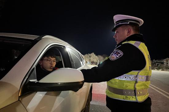 哈巴河交警开展冬季交通秩序整治夜查统一行动