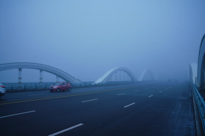 此时的博尔塔拉河大桥,朦胧中藏着意蕴,桥上还有几辆车在穿梭.