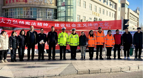 内容丰富的宣传活动,向群众宣传《宪法《刑法《道路交通安全法》