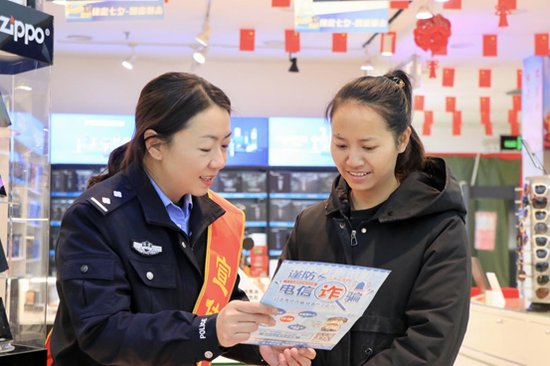 讓超市變身成為反詐宣傳新陣地,幽默詼諧的反詐標語與商品緊密結合,讓