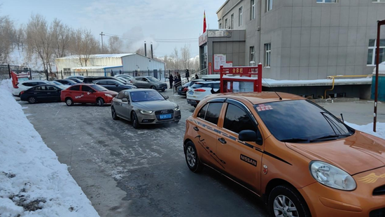 烏魯木齊市水磨溝區幫助鄰居從心出發愛心車隊提供出行便利