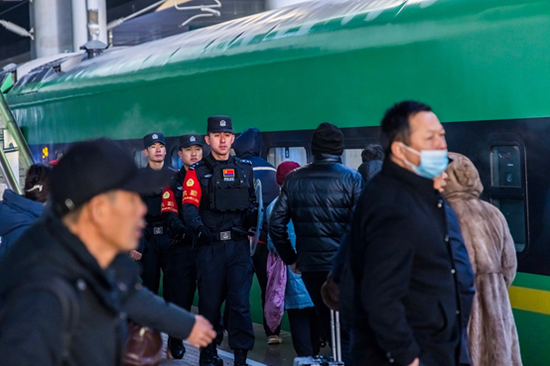 烏魯木齊鐵警護航旅客平安返鄉