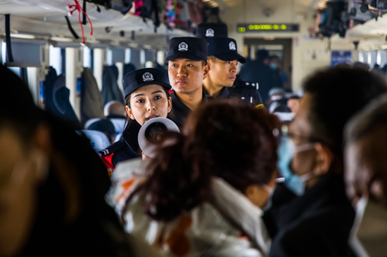 烏魯木齊鐵警護航旅客平安返鄉