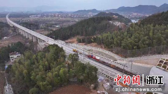 杭溫鐵路二期正線鋼軌鋪設完成浙江1小時交通圈加速