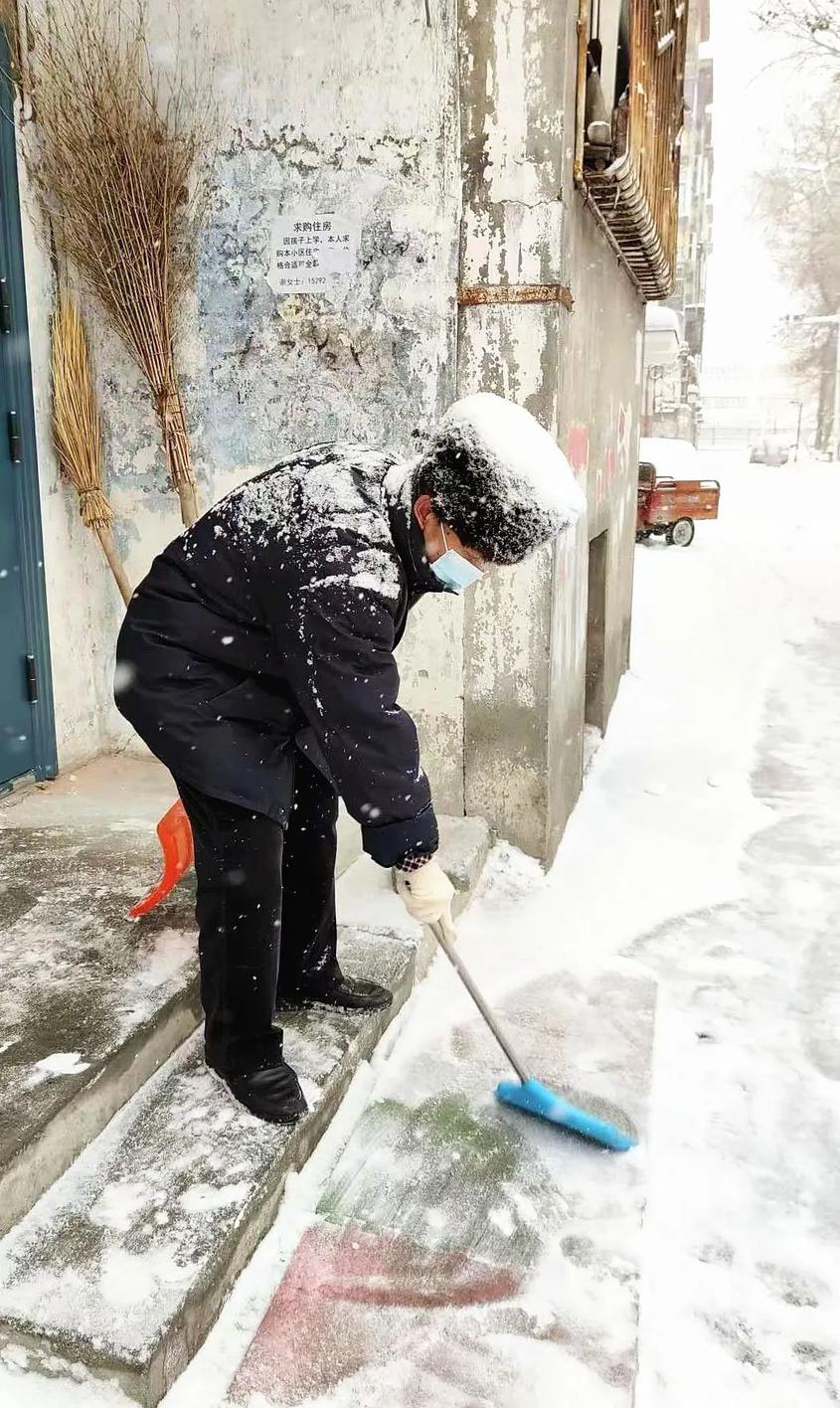 个人除雪照片图片