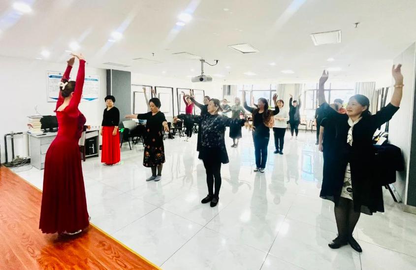 大开眼界乌鲁木齐经开区铁路花园社区老年大学里的课程我都想去