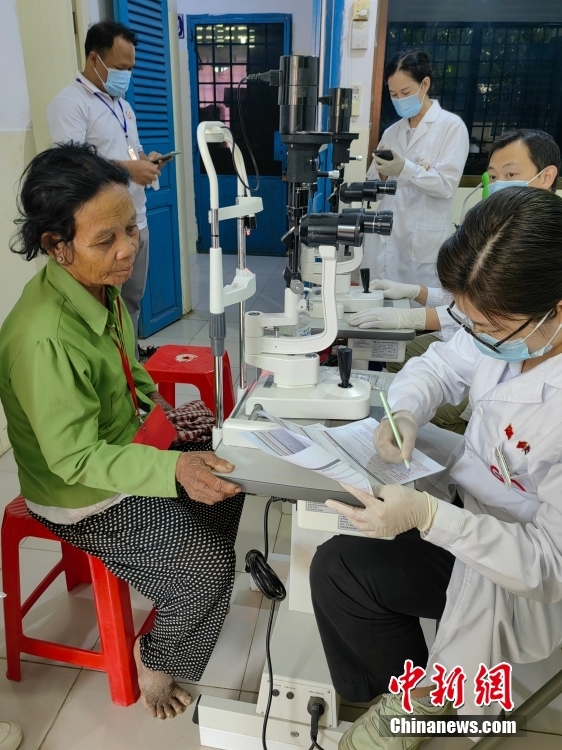 广西医疗队为柬埔寨白内障患者送光明14