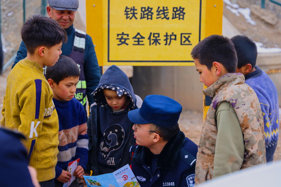 喀铁民警护航平安春运-中新网·新疆