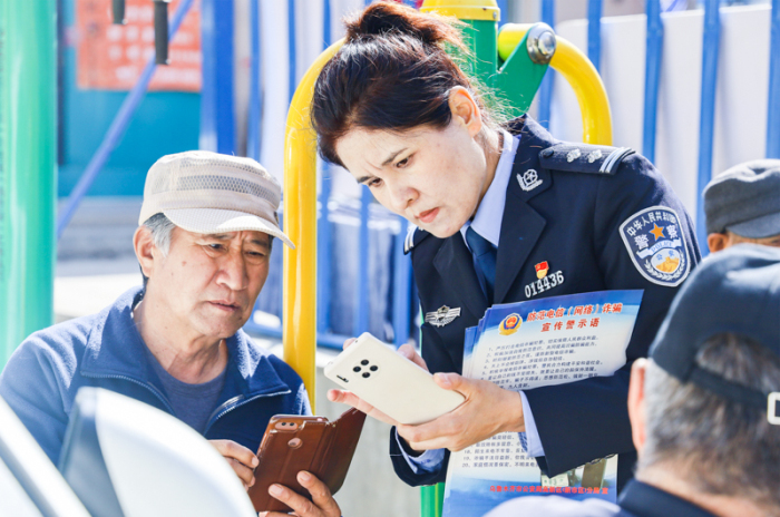 高新区(新市区)公安分局河南路派出所民警热孜婉古丽给居民宣传反诈