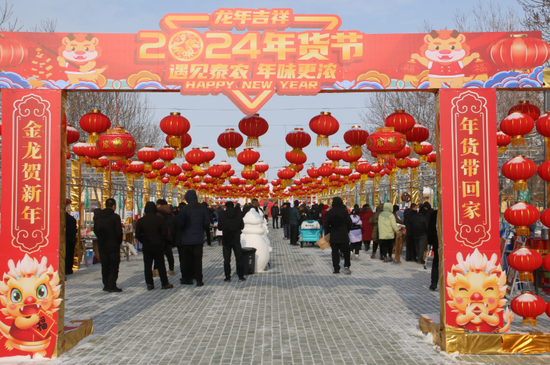 逛集市 购年货 春节临近福海乡村年味越来越浓