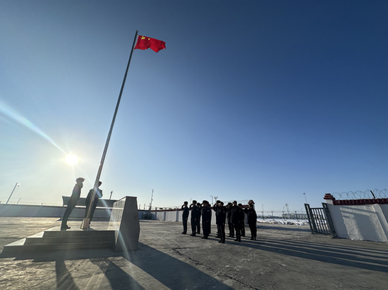 伴随着雄壮的国歌声,五星红旗冉冉升起,边检民警们在国门口岸共同祝愿