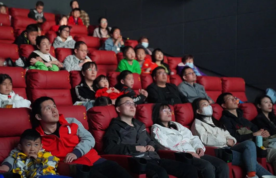 哈巴河:电影院里年味浓 贺岁影片看点多-中新网·新疆