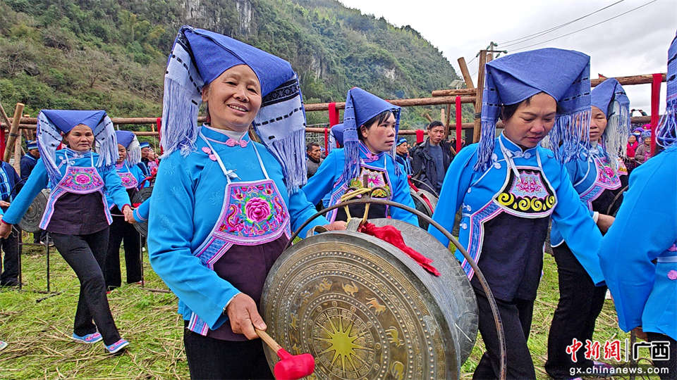 2月24日,东兰县长江镇板隆村的少女们在村口迎宾.