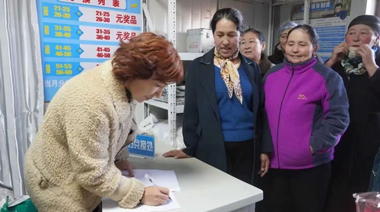 哈巴河县党群服务零距离共画发展同心圆