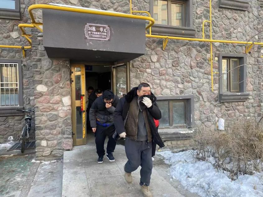 2月26日,博乐市南城区街道联合七一社区,在辖区高层建筑小区镜湖一号