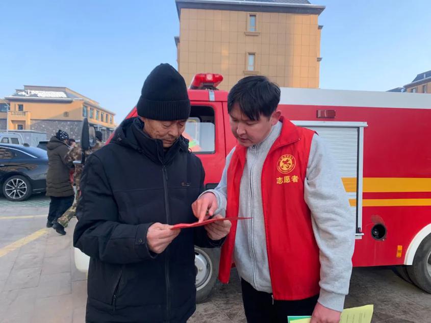 博乐市消防演练进社区筑牢安全生命线