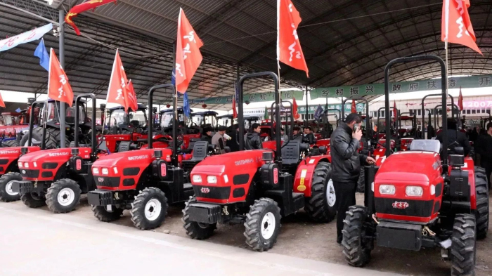 伽师县南疆农机农资展销会大放异彩首日成交额达6000万元