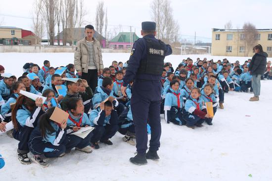 昭苏县公安局喀拉苏派出所组织辖区学校开展防地震演练