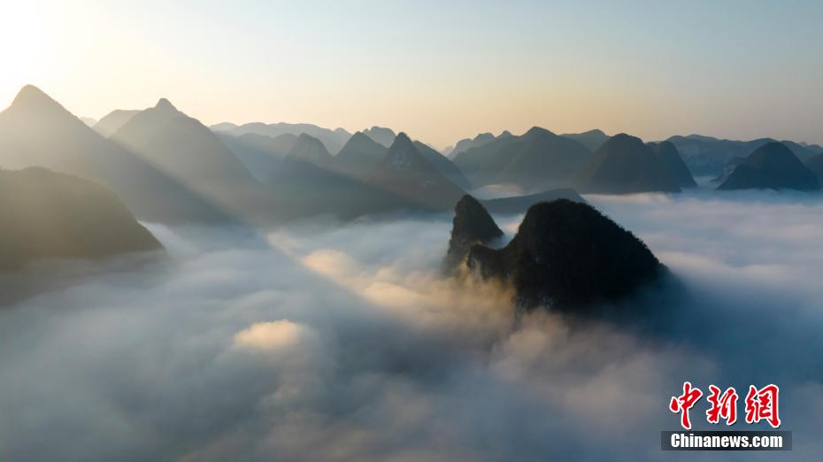 广西环江喀斯特峰丛云海如仙境