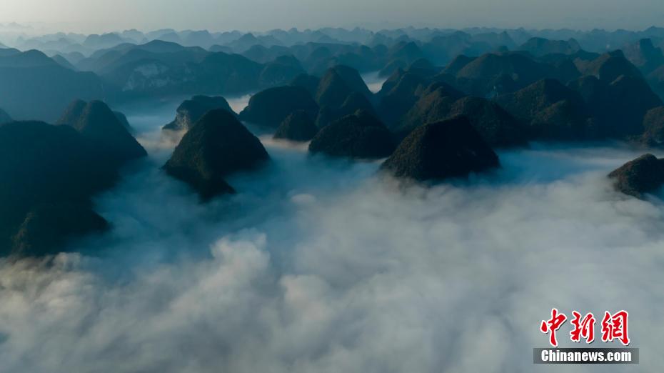 广西环江喀斯特峰丛云海如仙境