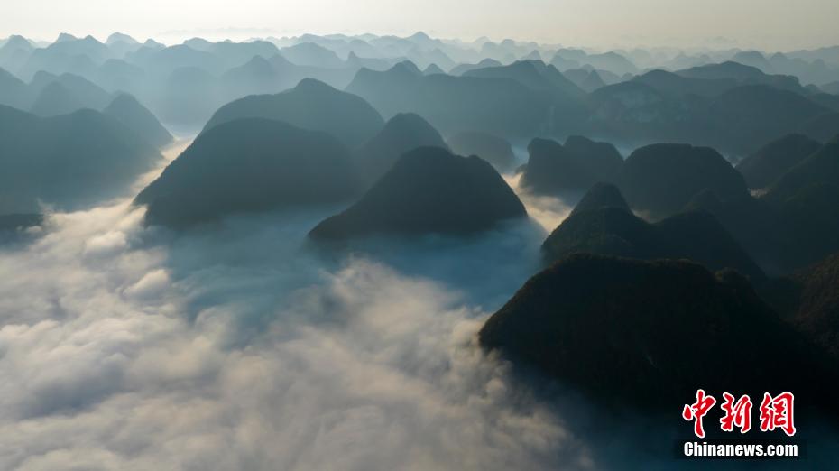 在广西环江毛南族自治县水源镇拍摄的峰丛云海景观.