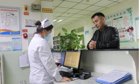 3月21日,在呼图壁县总医院人民医院分院骨科,雀尔沟镇克孜勒塔斯村