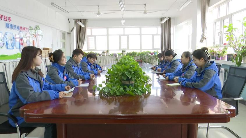 湖北文理学院"雪莲花"团队的支教老师张宗超正在给学生们讲解50米短跑