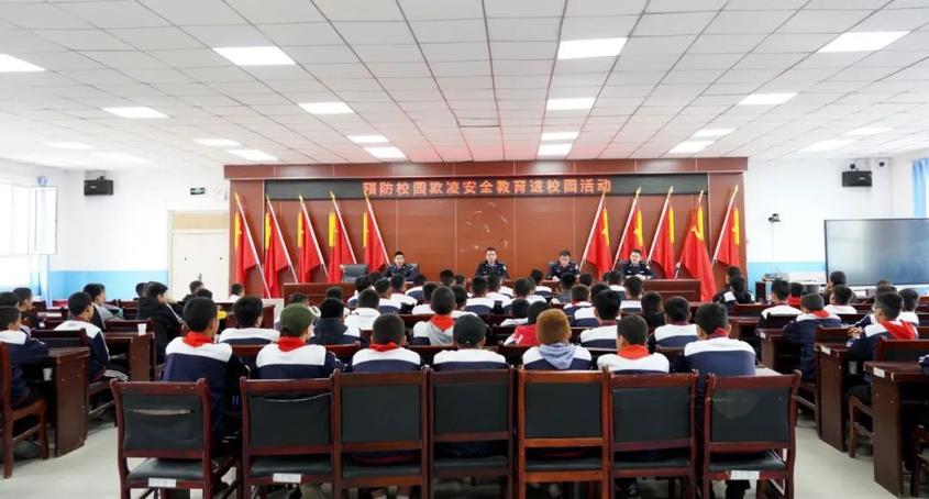 柯坪县第二中学开展"预防校园欺凌 安全教育进校园"主题宣传教育活动