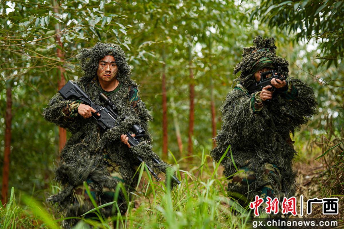 柳州武警特战队员实兵演练 - 中新网广西新闻