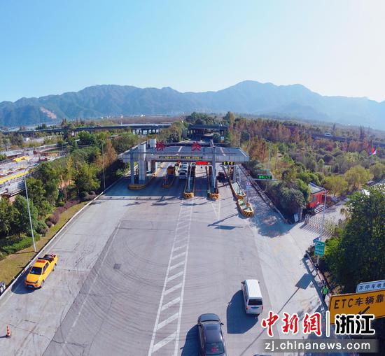 俯瞰桥头收费站.邱颖颖 供图温丽高速是永嘉县的重要通道之一.