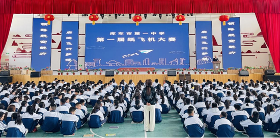 新疆库车小小纸飞机飞出新高度