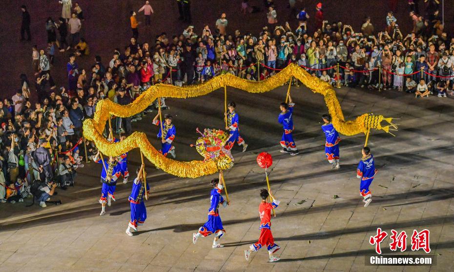 广西南宁中外群龙共舞欢庆三月三