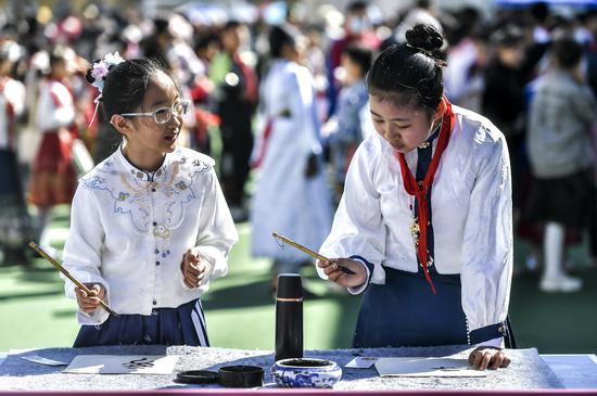 乌鲁木齐:校园"跳蚤市场"受欢迎 学生游走其间淘爱书