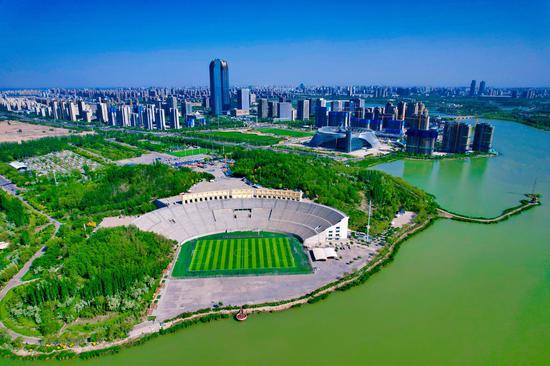 广袤静谧的阅海湖东岸矗立着一处形似罗马角斗场的建筑——览山公园