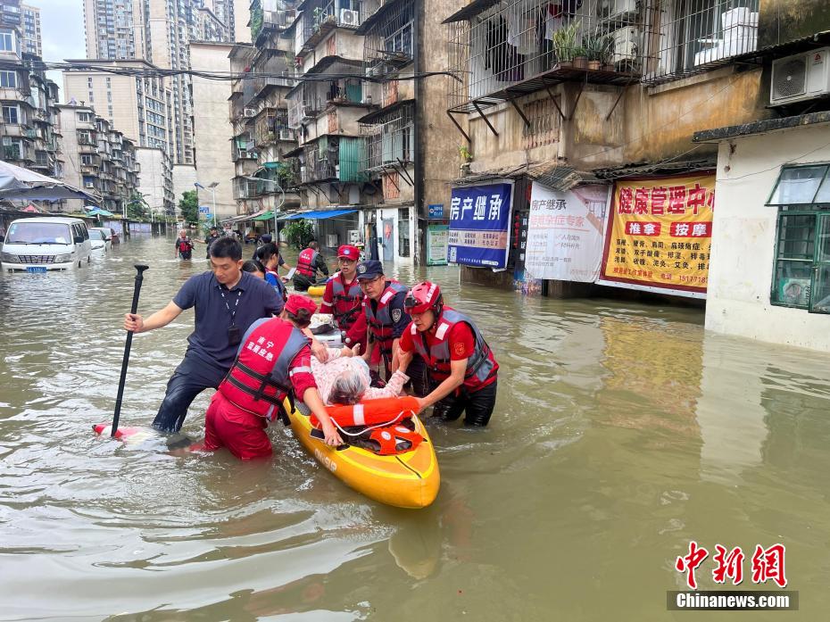 王以照 摄5月19日,广西南宁市迎暴雨天气,市区多处地段出现内涝情况