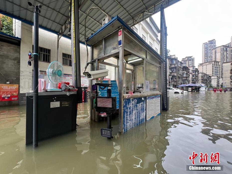 受暴雨天气影响 南宁城区积水主干道被淹