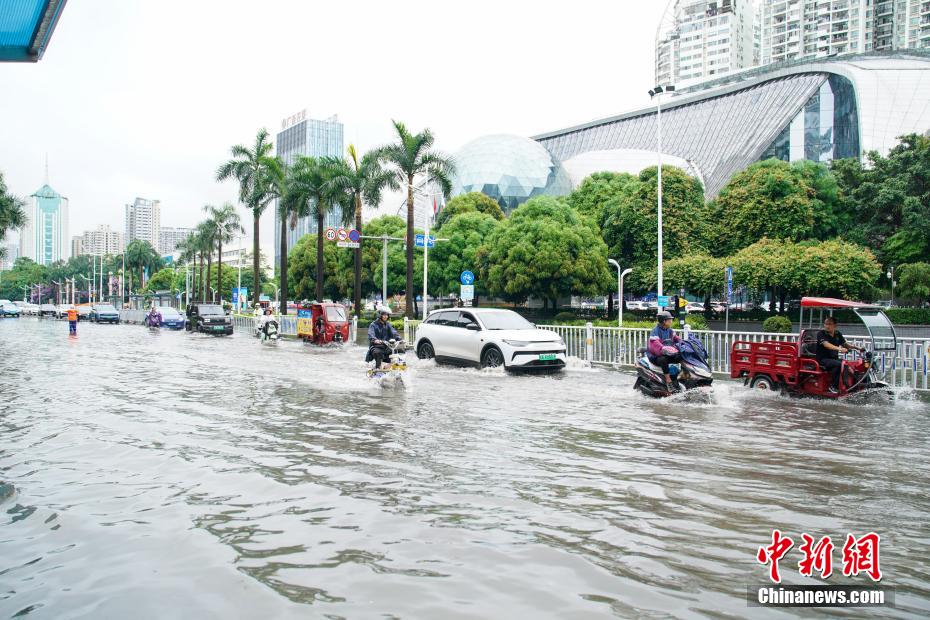 受暴雨天气影响 南宁城区积水主干道被淹