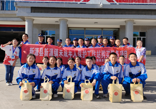 新源县:"红领巾"零距离感受"火焰蓝"