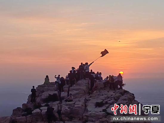 滚钟口日出之约让老景区焕发新活力-中国新闻网-宁夏