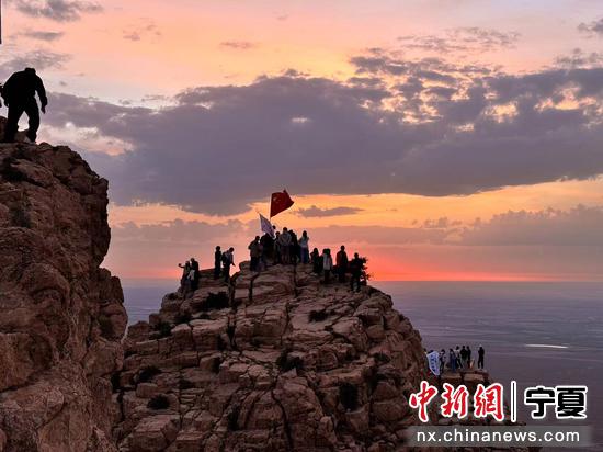 滚钟口日出之约让老景区焕发新活力-中国新闻网-宁夏