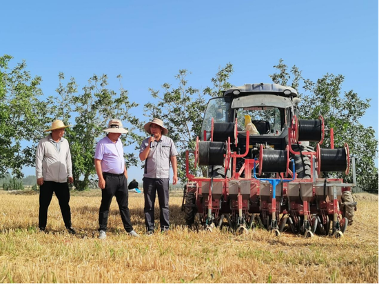 “南疆麦茬夏播大豆免耕精量干播湿出播种”现场会在泽普县召开-中新网·新疆