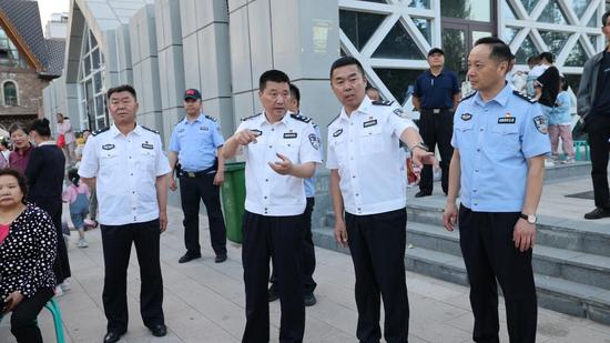 阿勒泰地区行署副专员,地区公安局党委书记,局长 张武斌在阿勒泰市