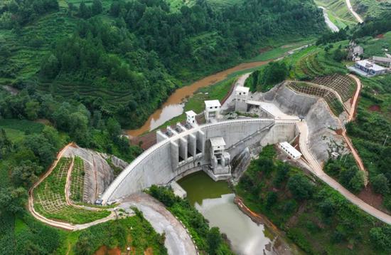 横跨三岔河两岸的赖子河水库工程大坝已完工,可解决威宁县火电厂工业