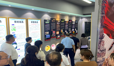 托克逊县公安局城镇派出所组织辖区党员干部和学校老师参观禁毒教育