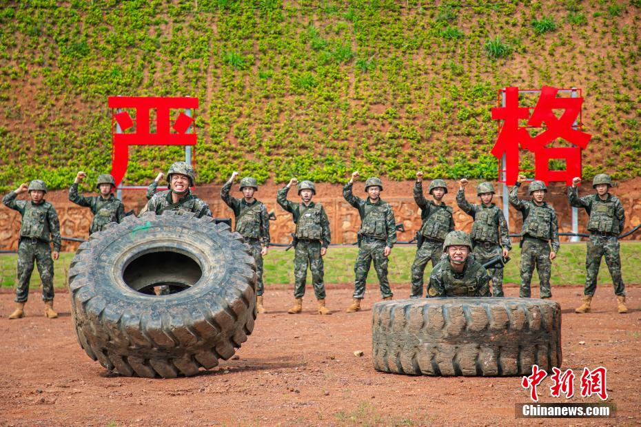 图为武警官兵进行翻轮胎训练.李章禄 摄