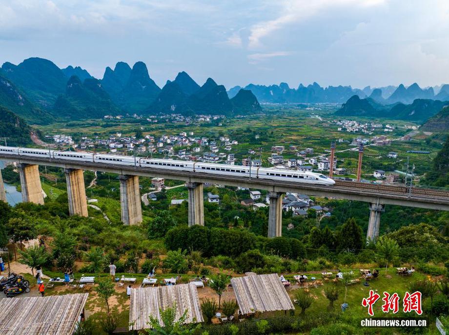 广西阳朔：山水列车引客来