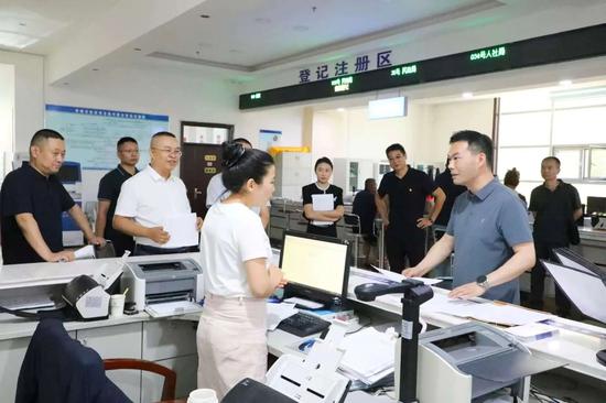 8月7日,在阜康市政务服务中心二楼不动产办理窗口,阜康市自然资源局的